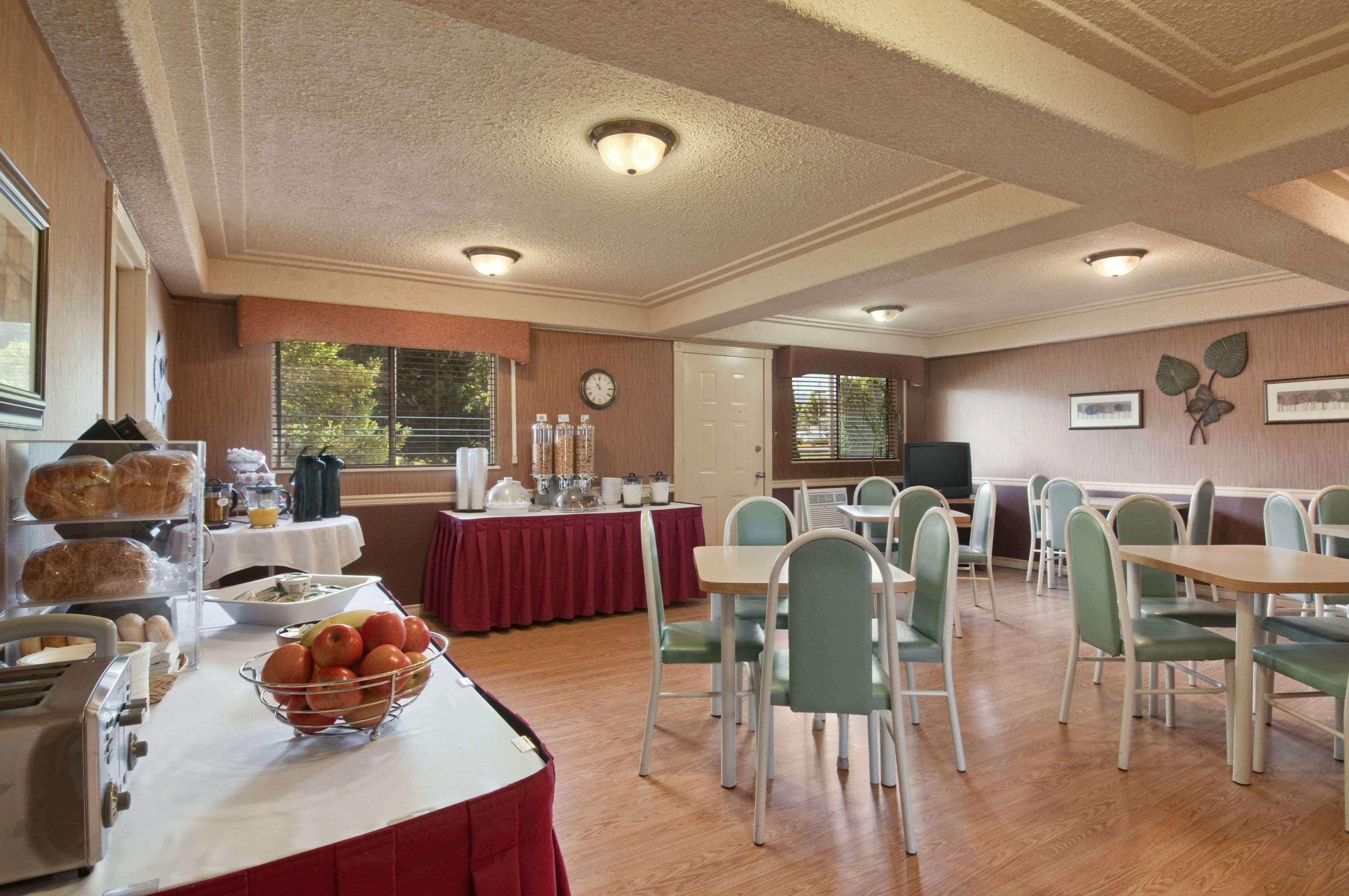 Coast Courtenay Hotel Bagian luar foto
