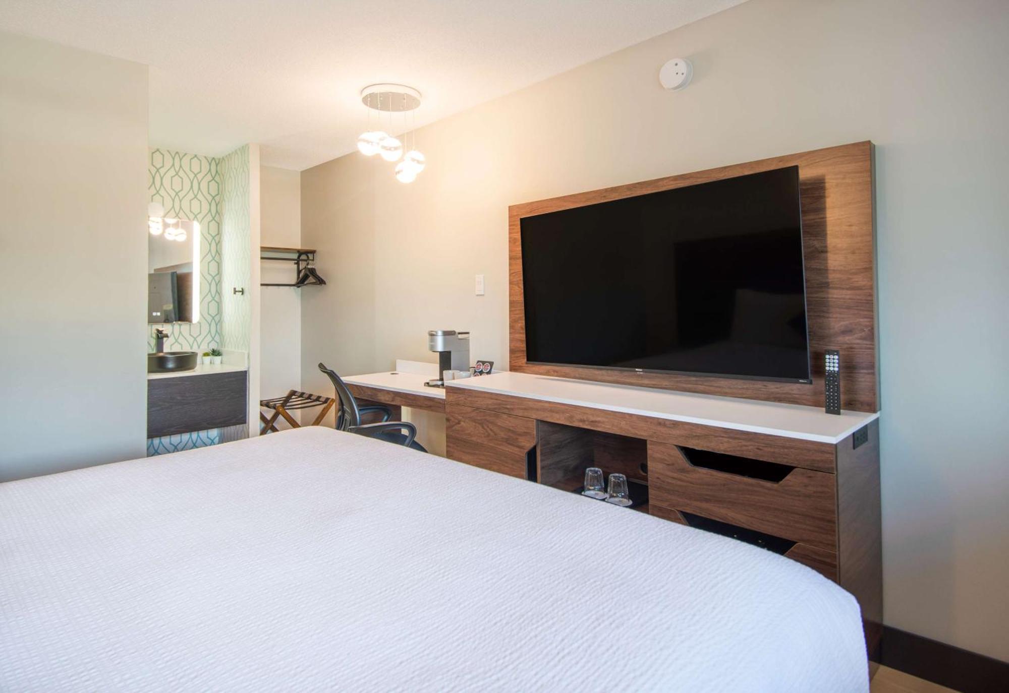Coast Courtenay Hotel Bagian luar foto